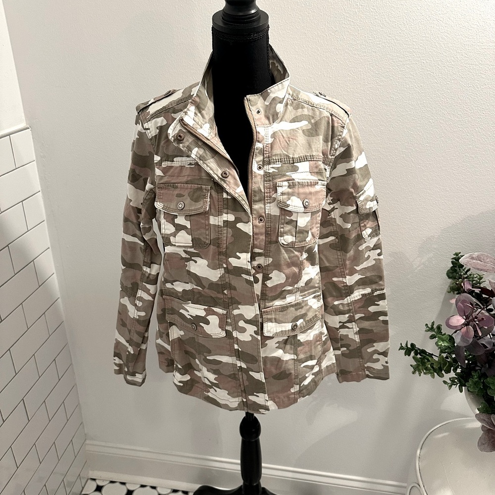 Kensie. Size L. Utility jacket in dusty rose, white and grey camouflage.